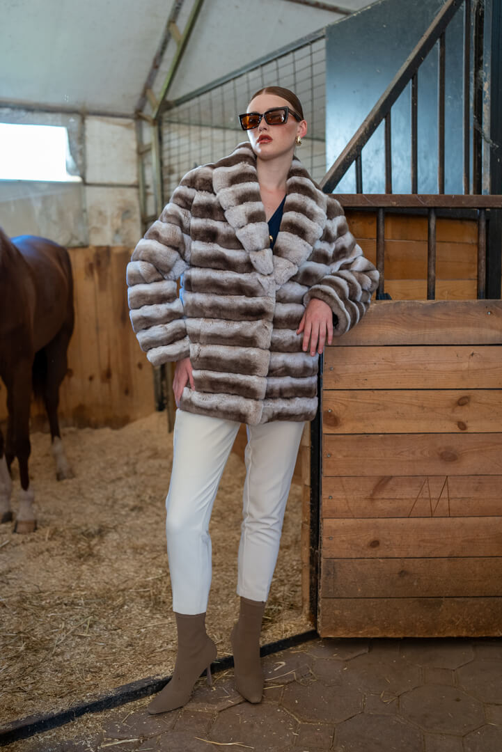 Elegance and Sophistication in a Rabbit Fur Shawl Collar Design