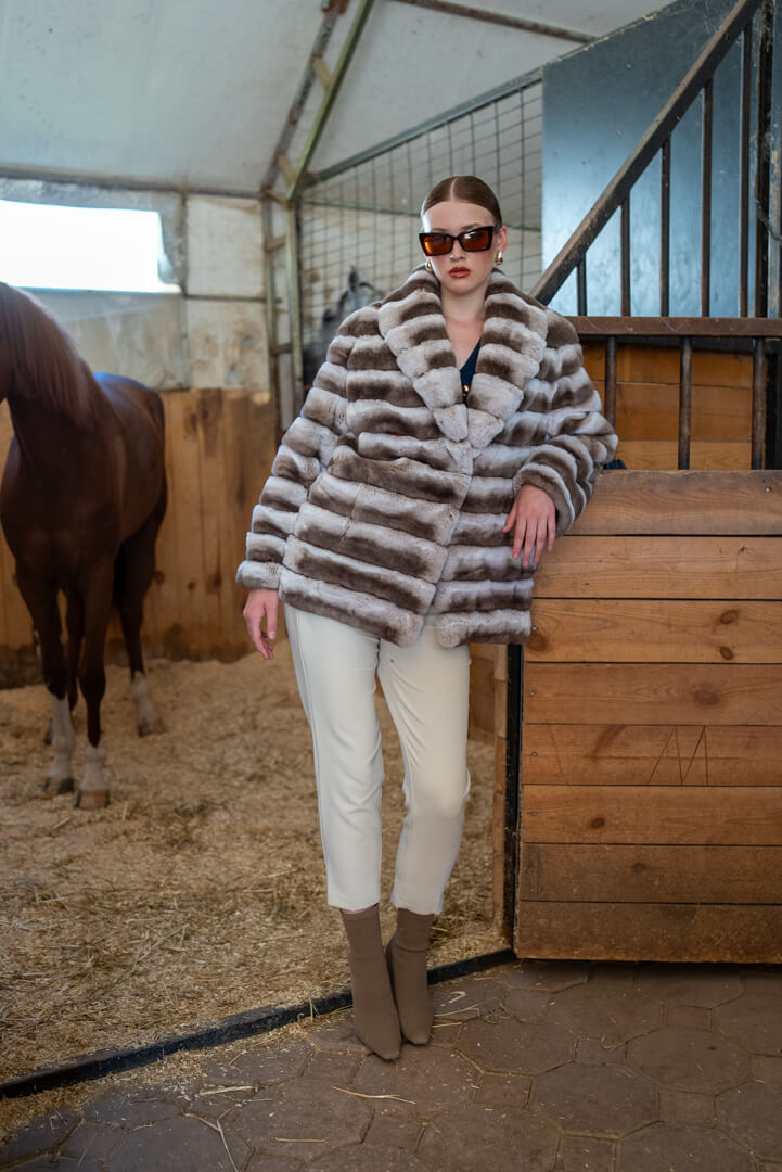 Elegance and Sophistication in a Rabbit Fur Shawl Collar Design