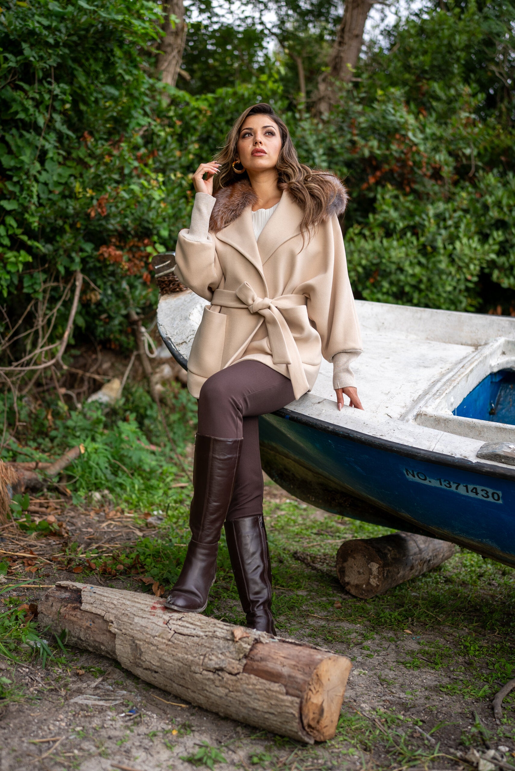 Women’s Coat with Cashmere Fabric, Frost Fox Fur Collar, and Knitted Sleeves -1319-