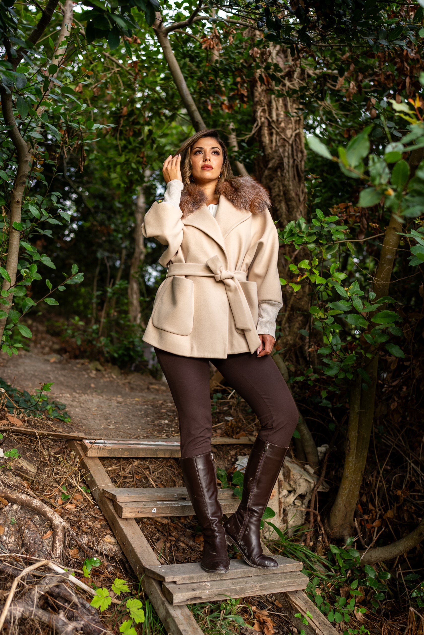 Women’s Coat with Cashmere Fabric, Frost Fox Fur Collar, and Knitted Sleeves -1319-