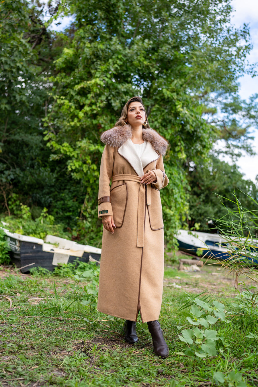 Elegant Design with Alpaca Lama Wool, Fox Fur Collar, and Leather Details -9432-