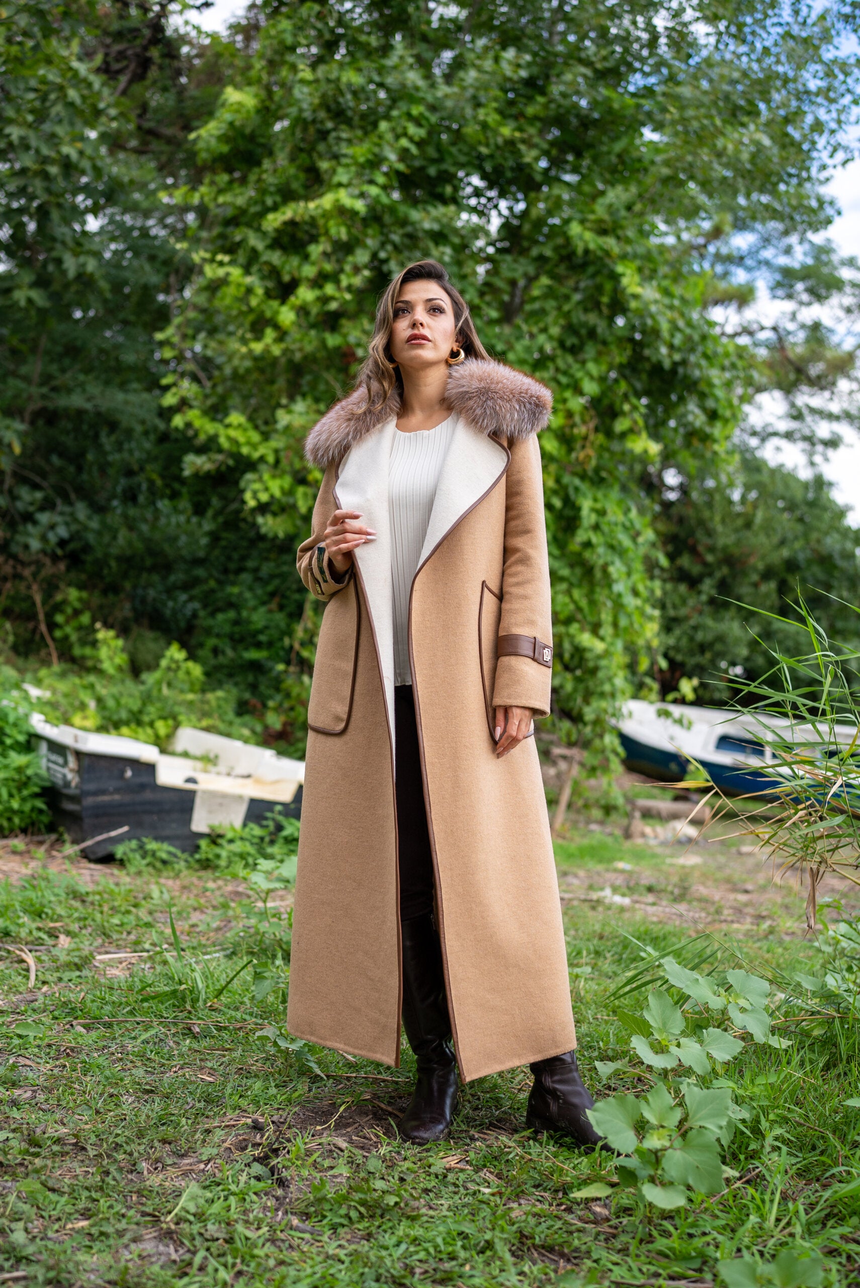 Elegant Design with Alpaca Lama Wool, Fox Fur Collar, and Leather Details -9432-
