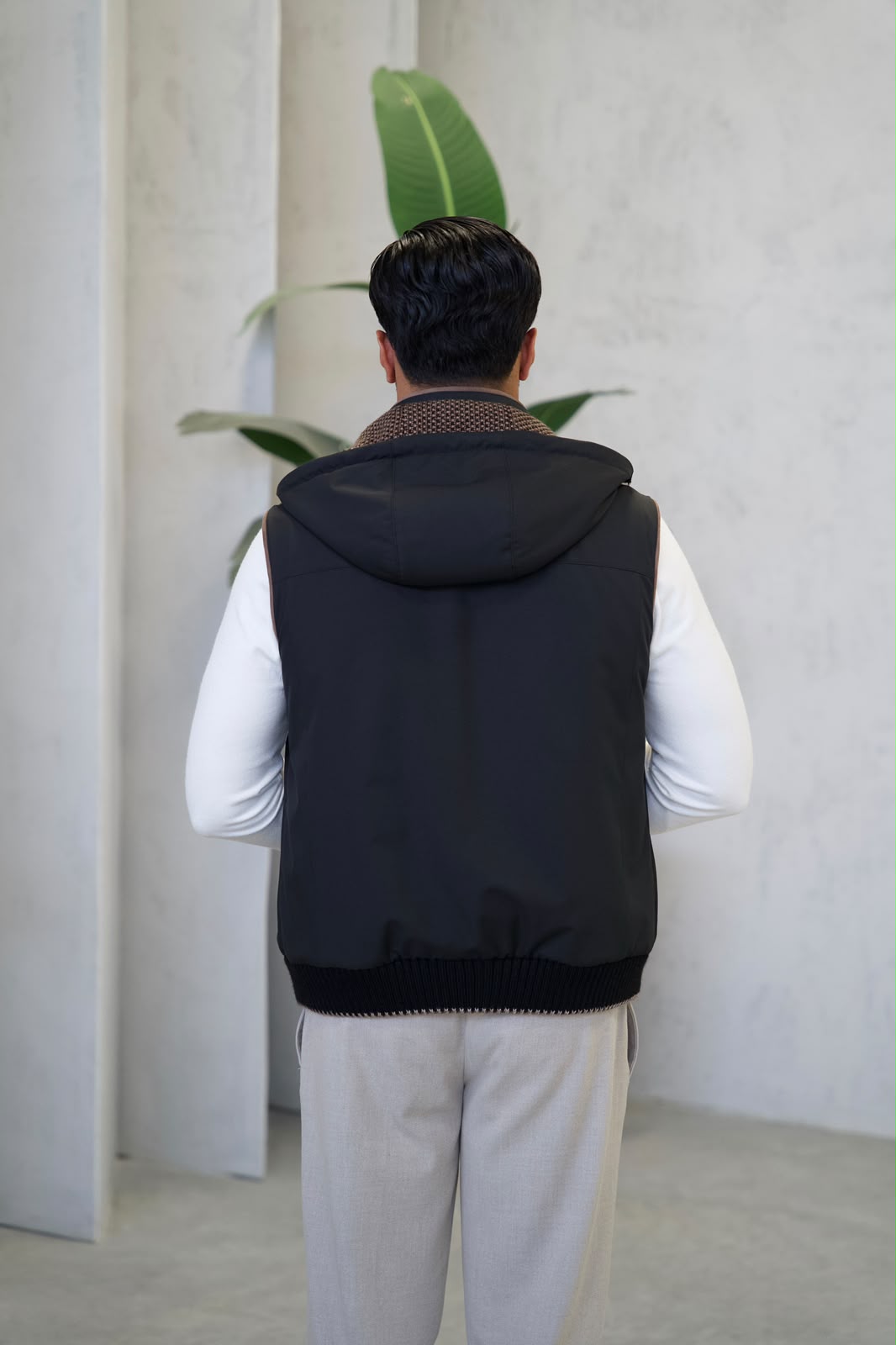 Stylish Men's Vest, Waterproof Fabric and Knitted Inner Lining
