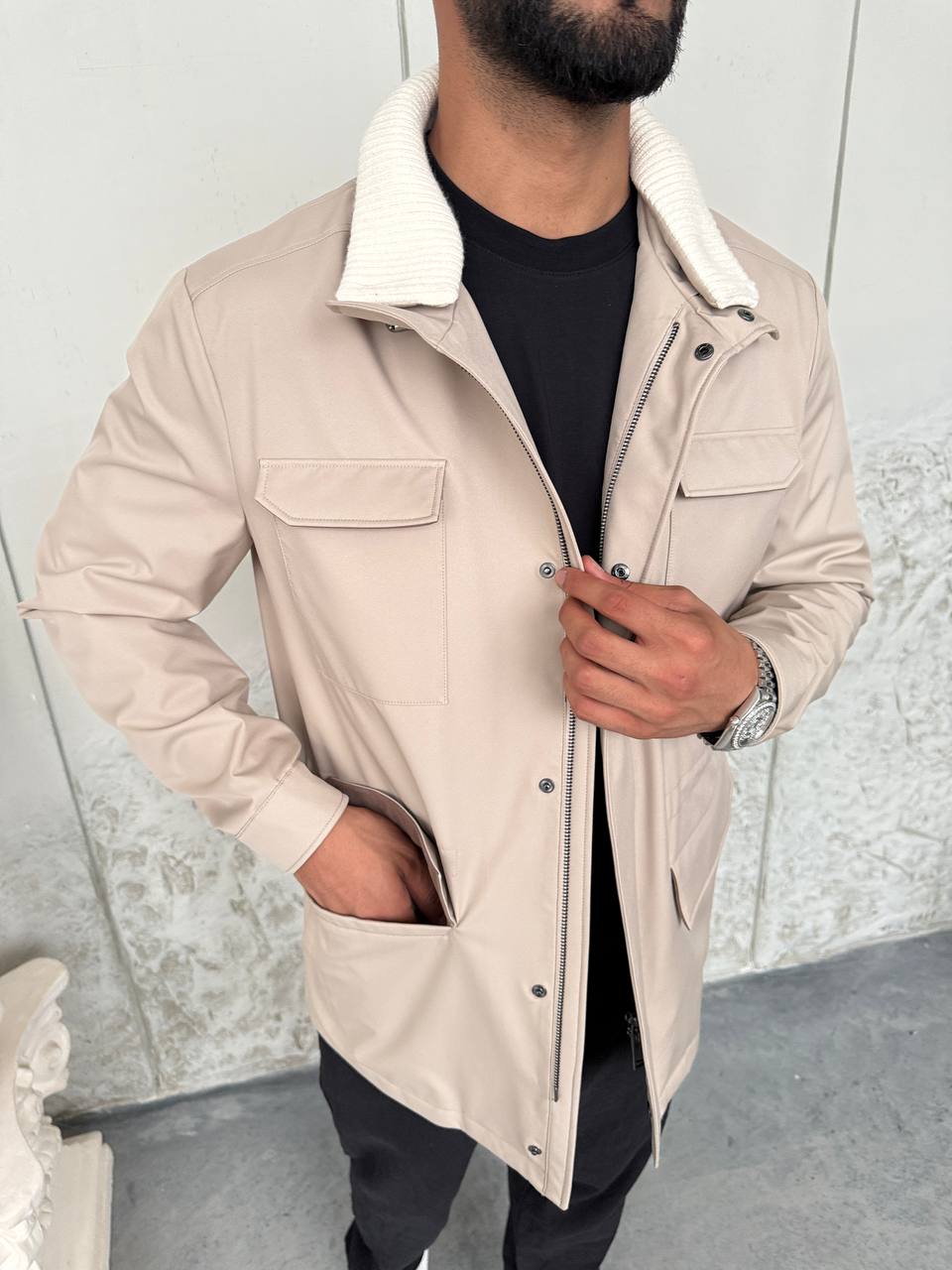Lightweight Jacket with Four Pockets and Detachable Collar
