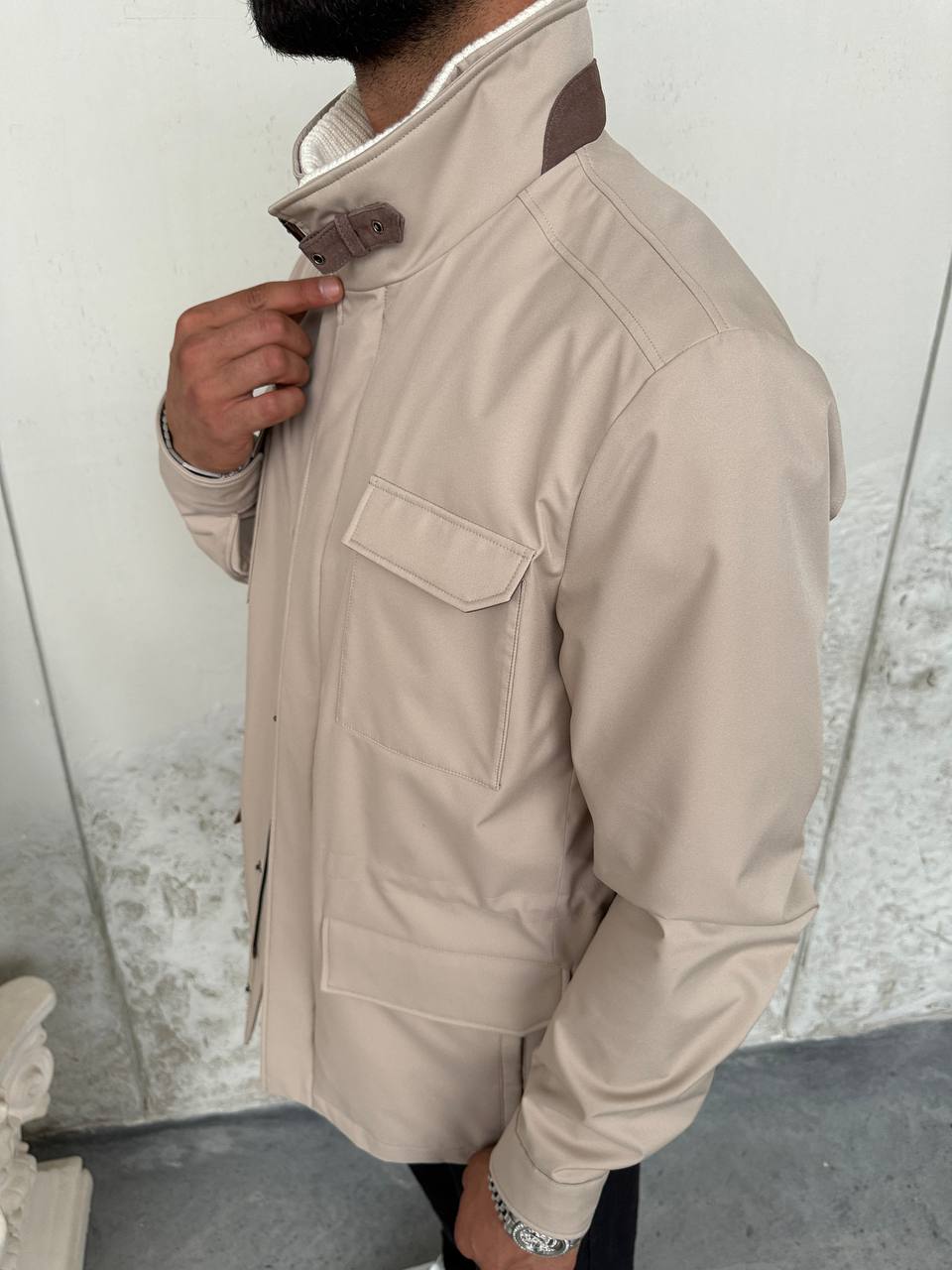Lightweight Jacket with Four Pockets and Detachable Collar