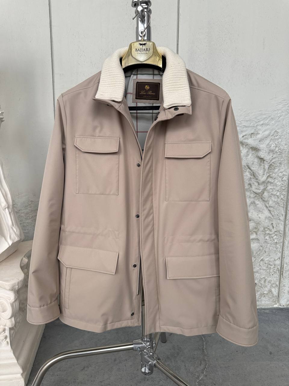 Lightweight Jacket with Four Pockets and Detachable Collar