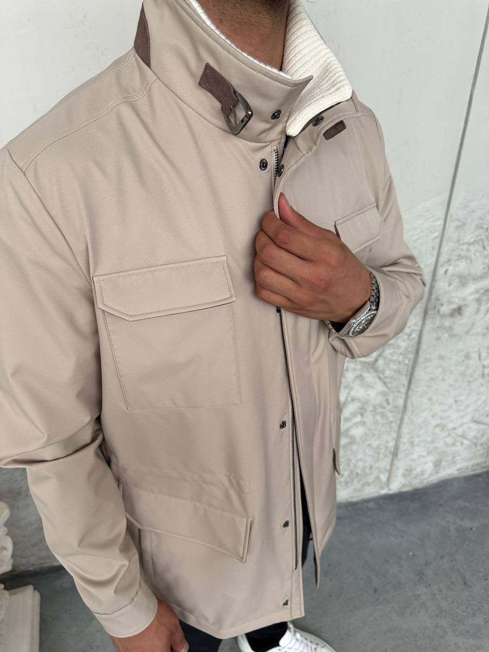 Lightweight Jacket with Four Pockets and Detachable Collar