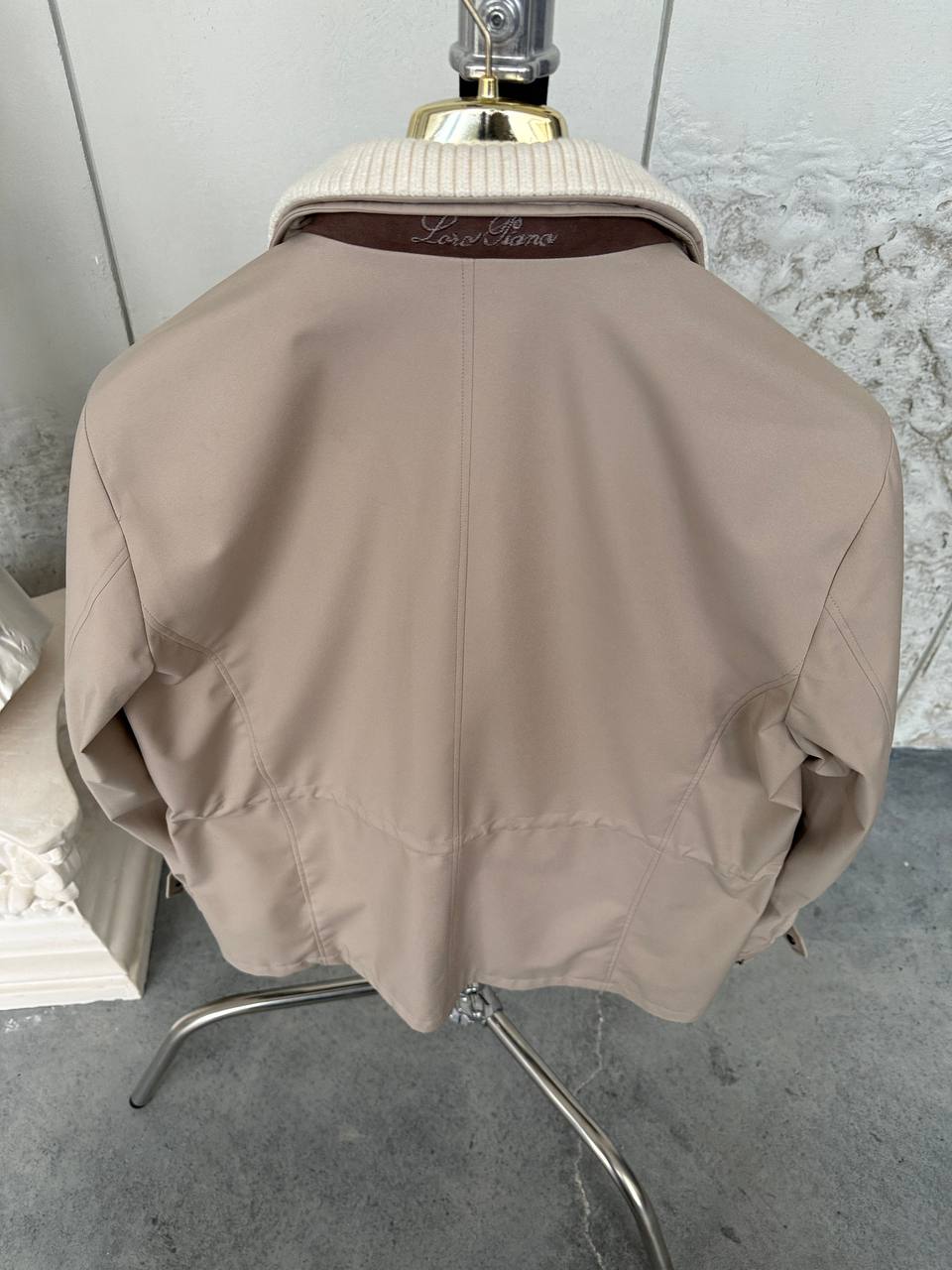 Lightweight Jacket with Four Pockets and Detachable Collar