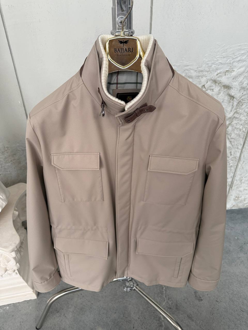 Lightweight Jacket with Four Pockets and Detachable Collar