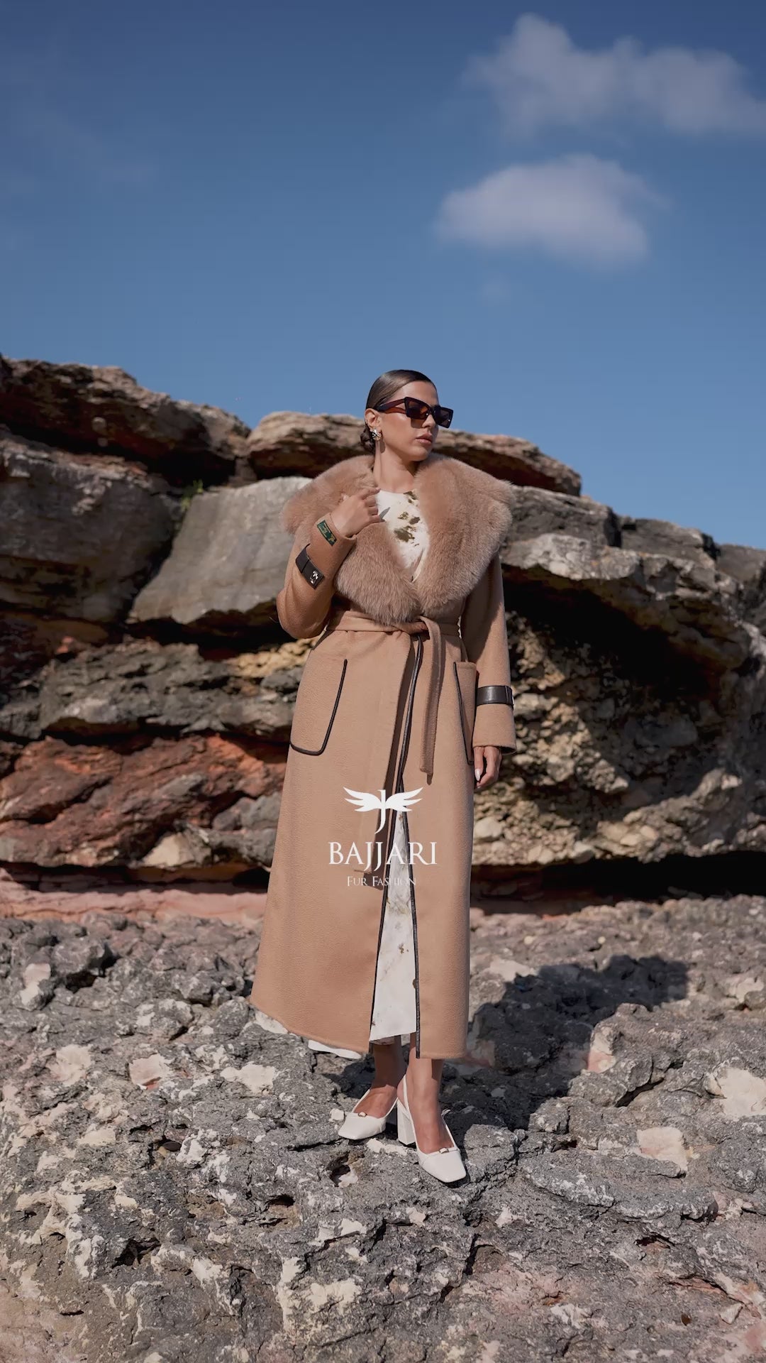 Elegant Design with Alpaca Lama Wool, Fox Fur Collar, and Leather Details -9452-