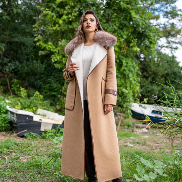 Elegant Design with Alpaca Lama Wool, Fox Fur Collar, and Leather Details -9432-