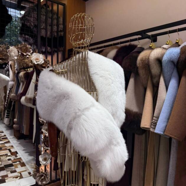 White Fox Fur Wedding Shawl: Length: 200 cm Width: 20 cm