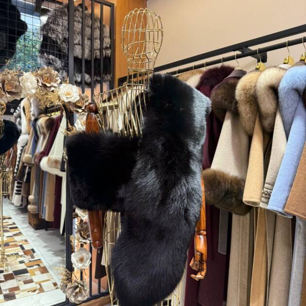 Black Fox Fur Wedding Shawl: Length: 200 cm Width: 20 cm